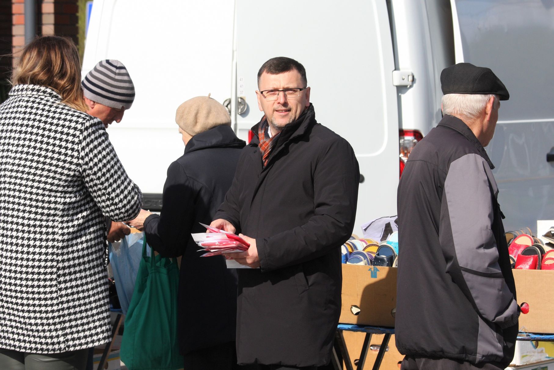 Rozdawanie flag dla mieszkańców na Święto Flagi