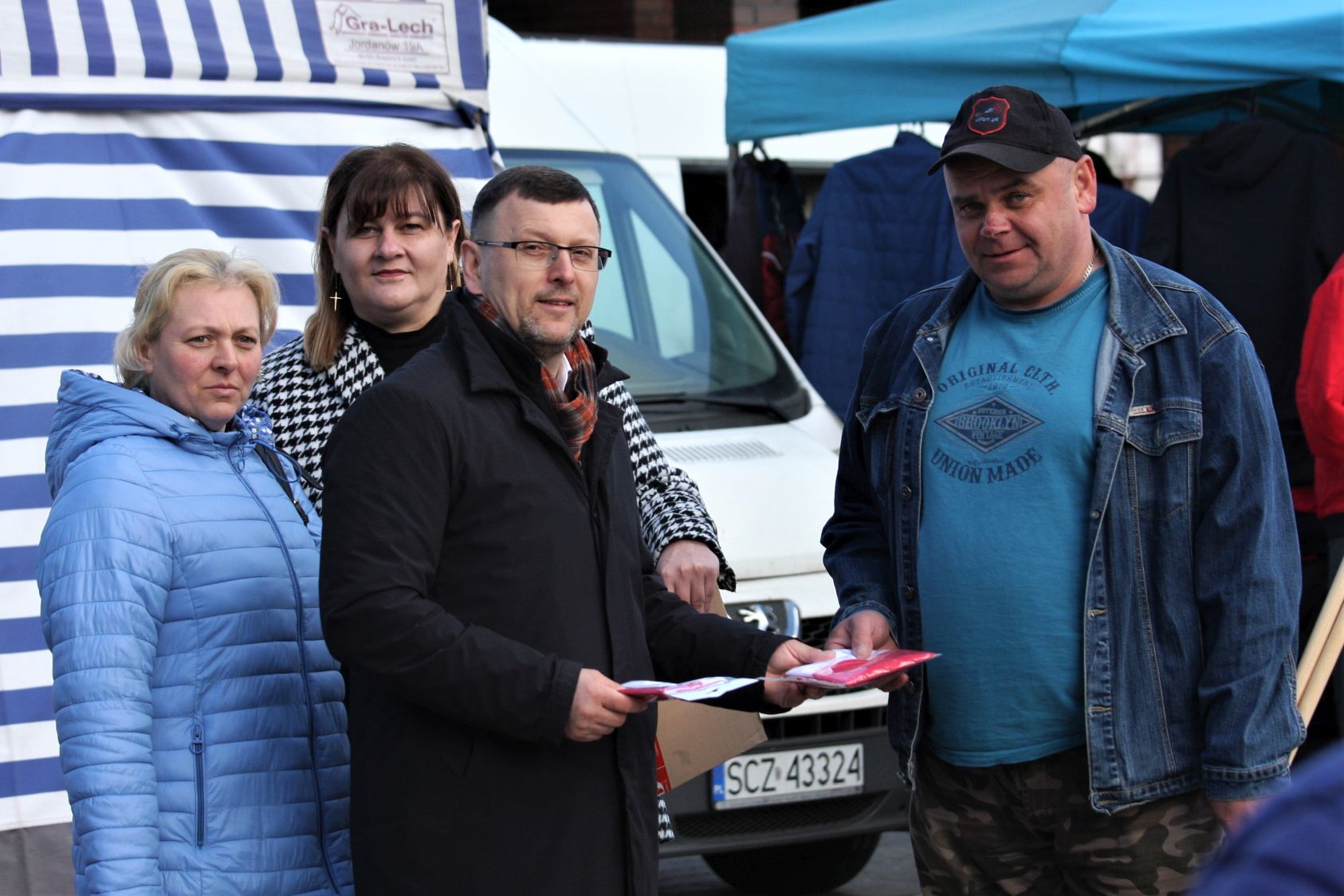 Rozdawanie flag dla mieszkańców na Święto Flagi