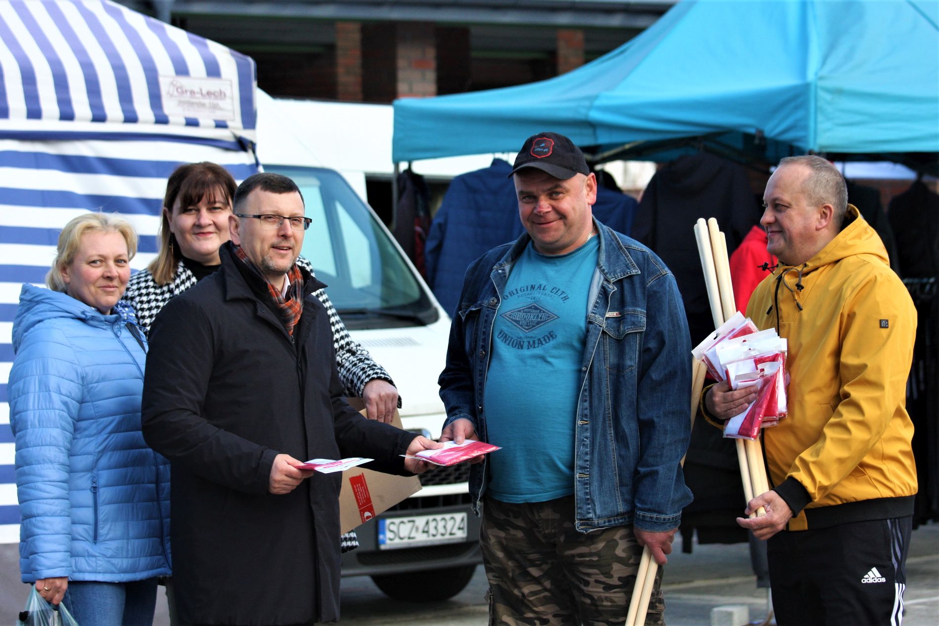 Rozdawanie flag dla mieszkańców na Święto Flagi