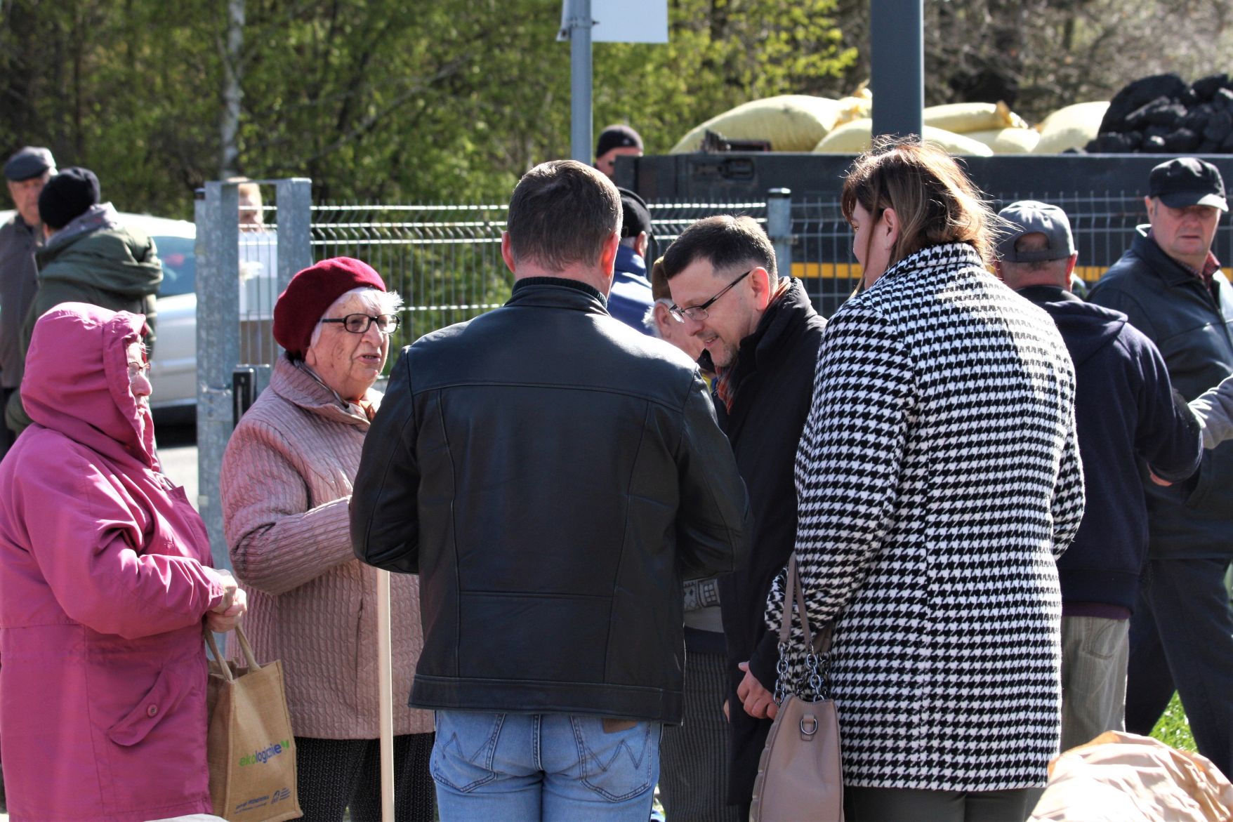 Rozdawanie flag dla mieszkańców na Święto Flagi
