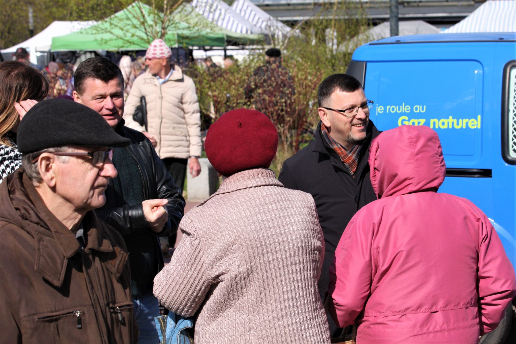 Rozdawanie flag dla mieszkańców na Święto Flagi