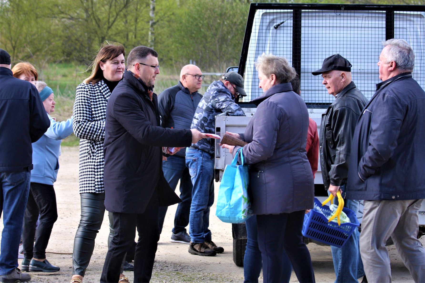 Rozdawanie flag dla mieszkańców na Święto Flagi