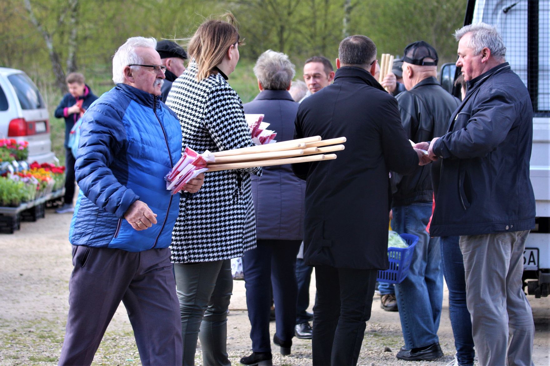 Rozdawanie flag dla mieszkańców na Święto Flagi