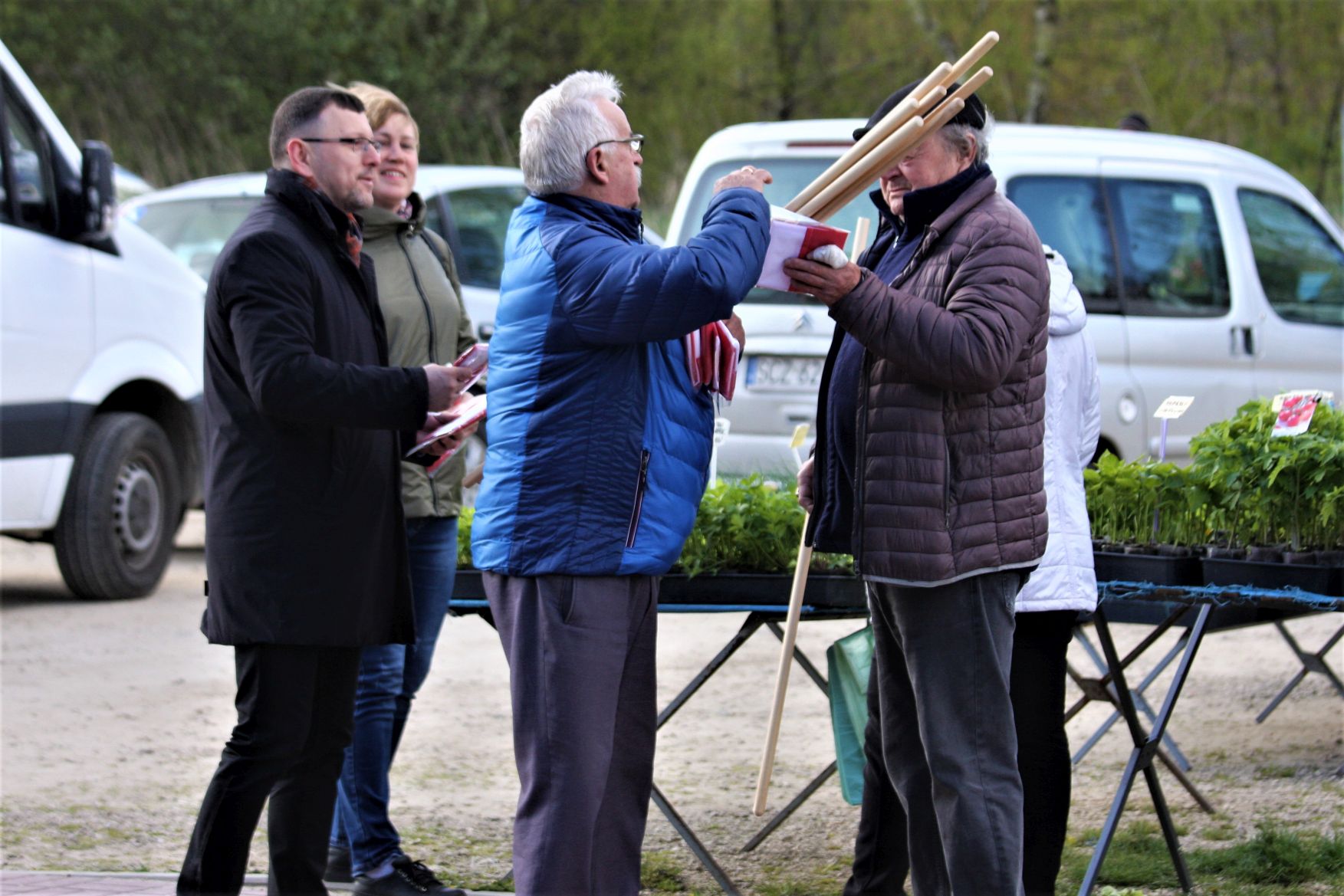 Rozdawanie flag dla mieszkańców na Święto Flagi