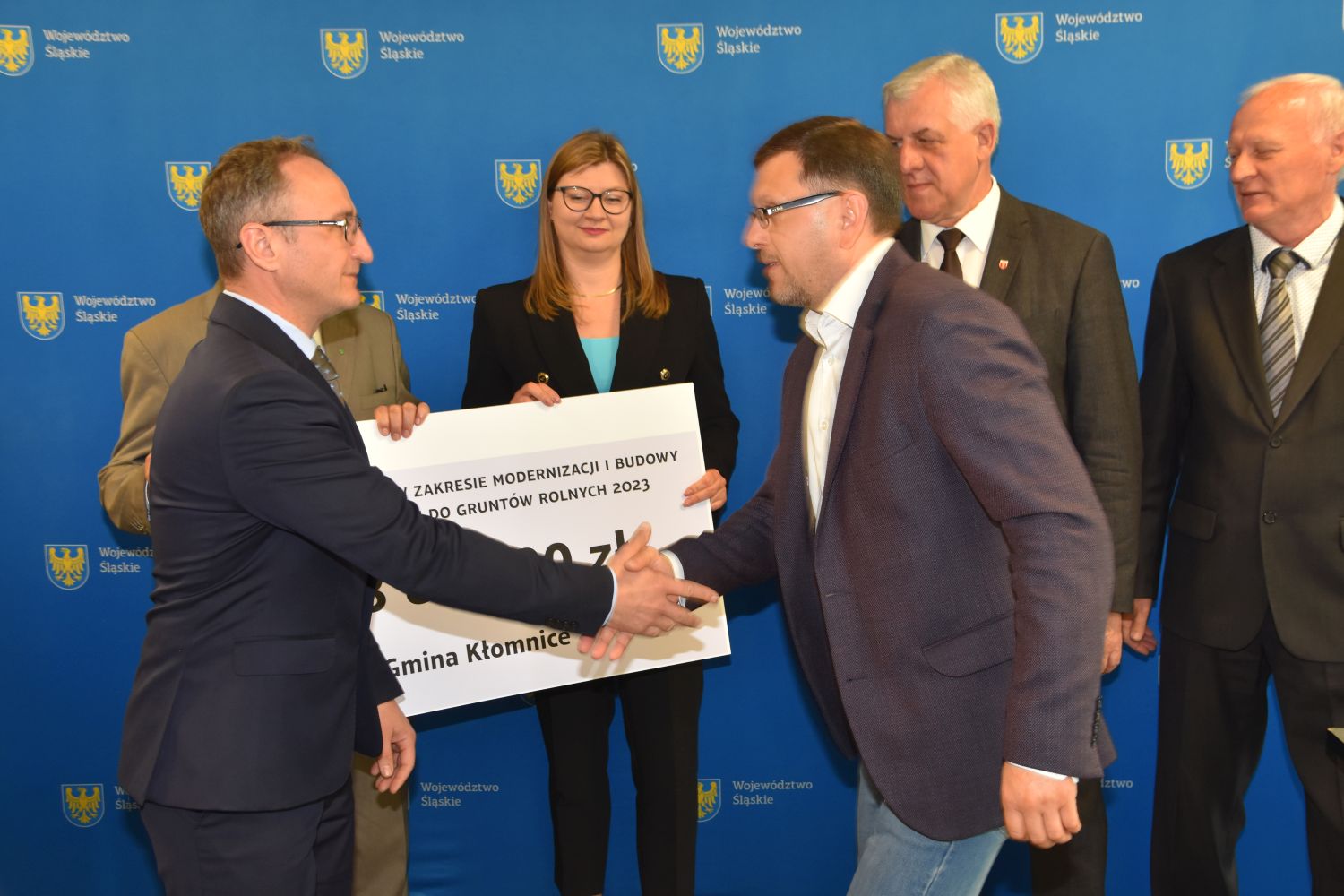 Wręczenie czeku na przebudowę drogi dojazdowej do pól w miejscowości Skrzydlów – Trząska