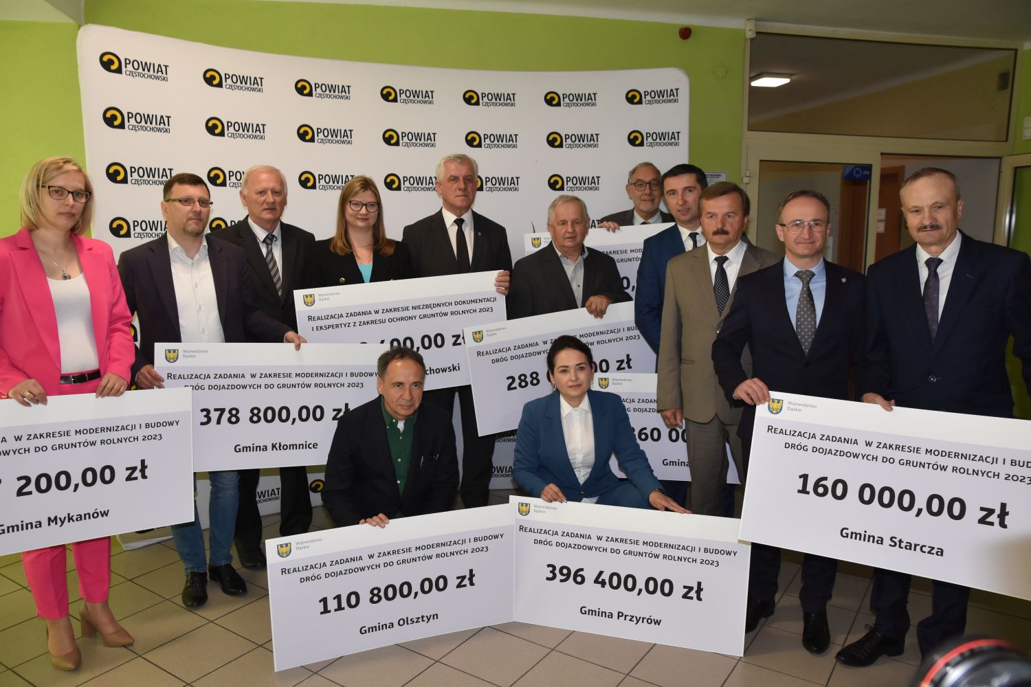 Wręczenie czeku na przebudowę drogi dojazdowej do pól w miejscowości Skrzydlów – Trząska
