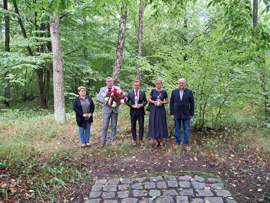Pamięć o tragicznych wydarzeniach – hołd oddany ofiarom zbrodni z 1942 roku