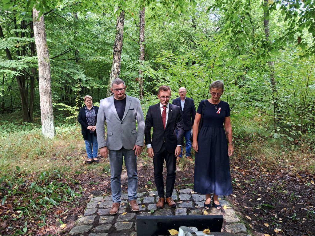 Pamięć o tragicznych wydarzeniach – hołd oddany ofiarom zbrodni z 1942 roku